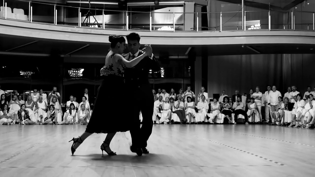 Sebasti&aacute;n Ach&aacute;val & Roxana Su&aacute;rez dance Osvaldo Pugliese's Farol