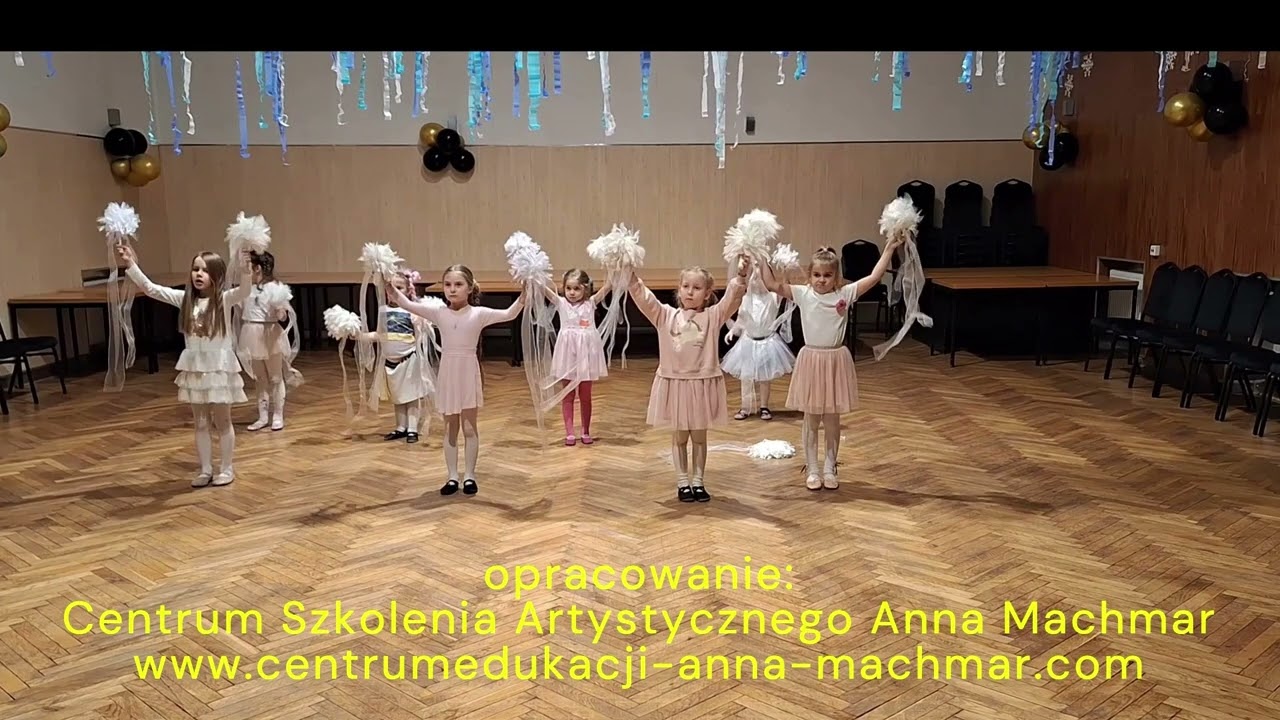 Taniec dzieci z pomponami 