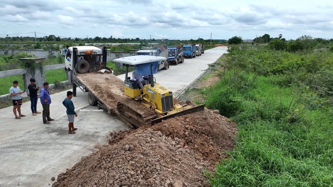 Start a new project, pour soil around the forest by clearing dozer komat'su d20p & Dump truck 5ton