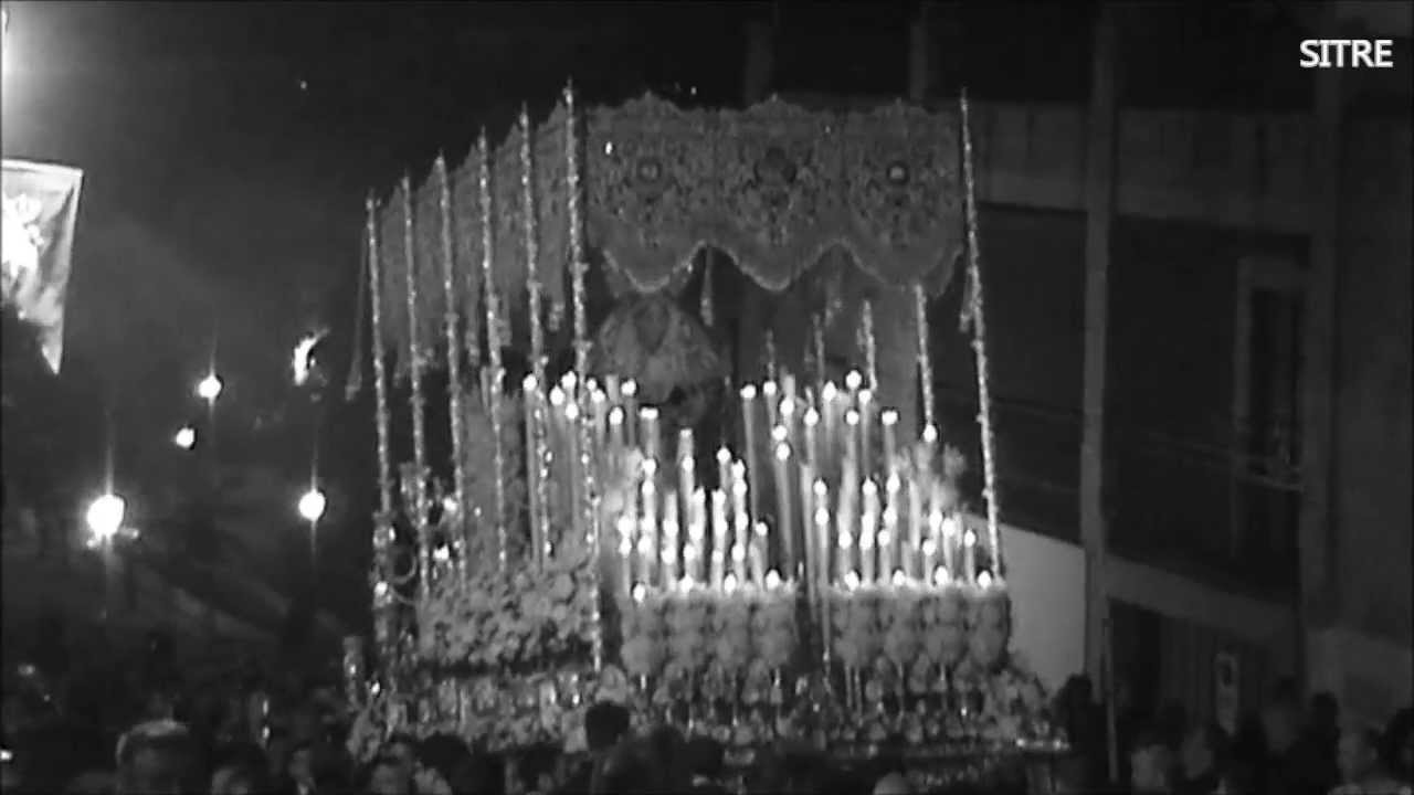 La Virgen de la Misericordia rezando con el Rosario Macareno.