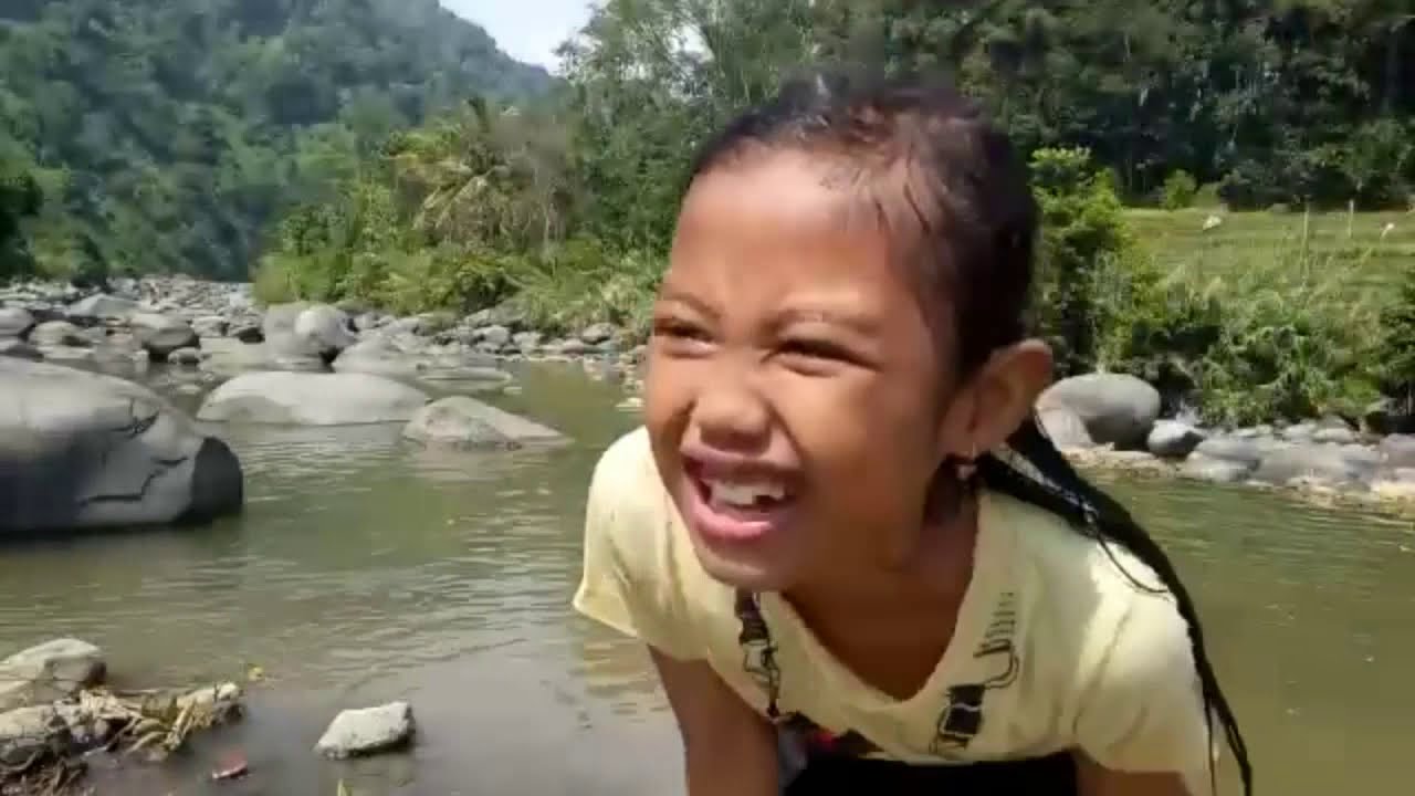 Keseruan mandi di sungai lumeneng pemandangn nya indah