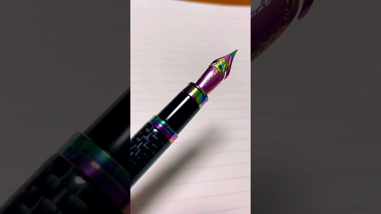虹色に輝くペン先