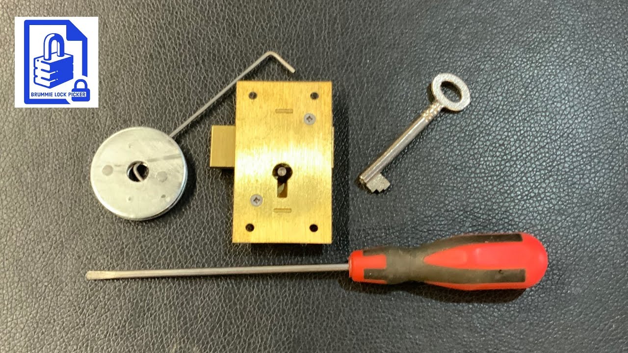 277. Замок шкафа-купе Basic 2 Lever Lock вскрыт отверткой, чтобы затянуть засов.