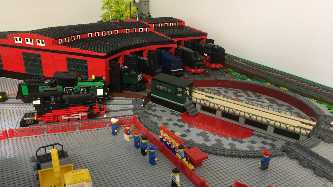 Dietmar´s Brick-World (50) 5 Dampfloks fahren in den Lokschuppen