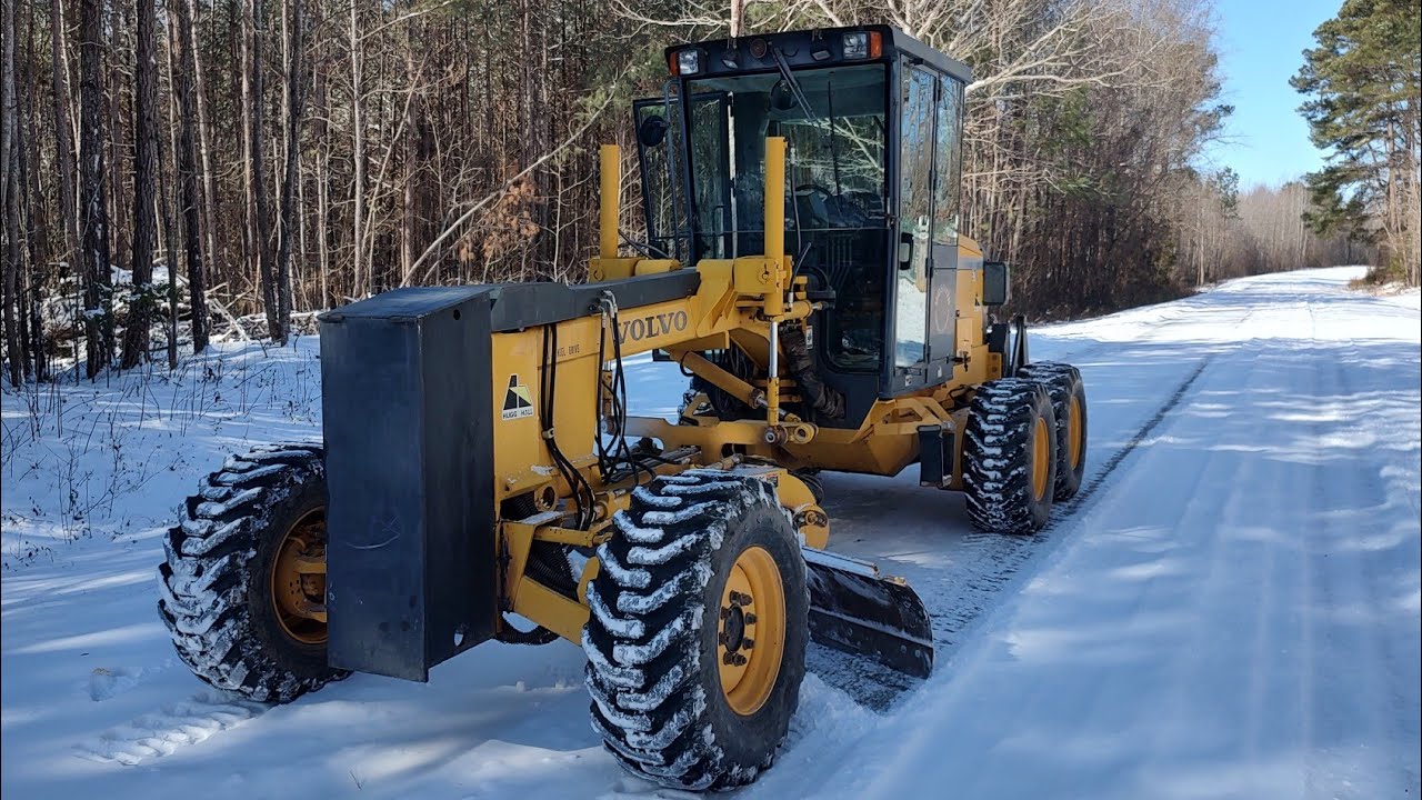 Plowing Snow With The Grader And Cold Starts!