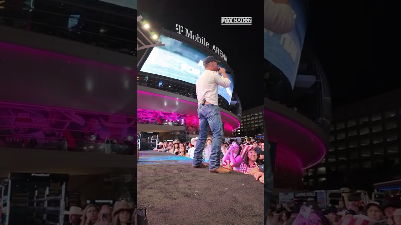 Chris Lane gets the crowd fired up before the PBR Teams Championship