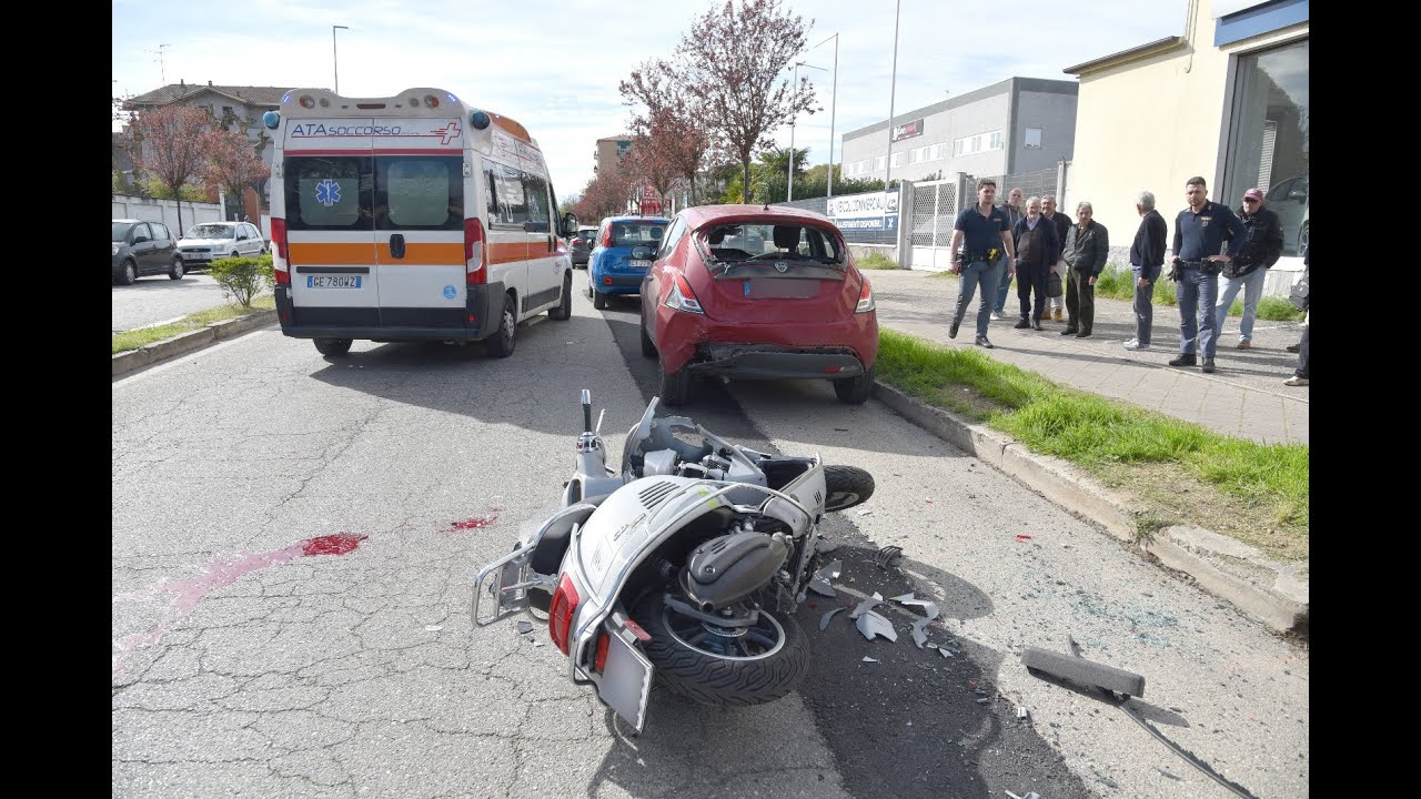 Vigevano, l'incidente di viale Leopardi. Una moto si schianta contro un'auto ferma