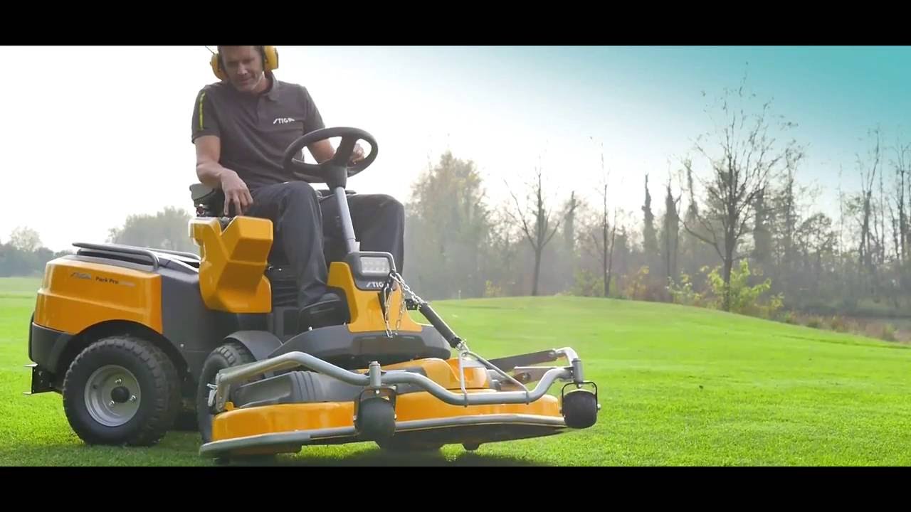 Stiga Park Pro: l'autoportée frontale  sur le terrain par tous les temps