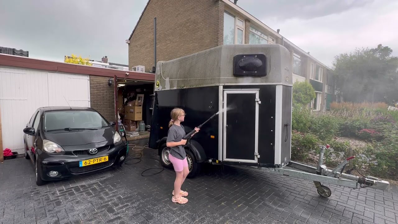 Schoon spuiten van de paardentrailer UNCUT!!!! (Deel3)