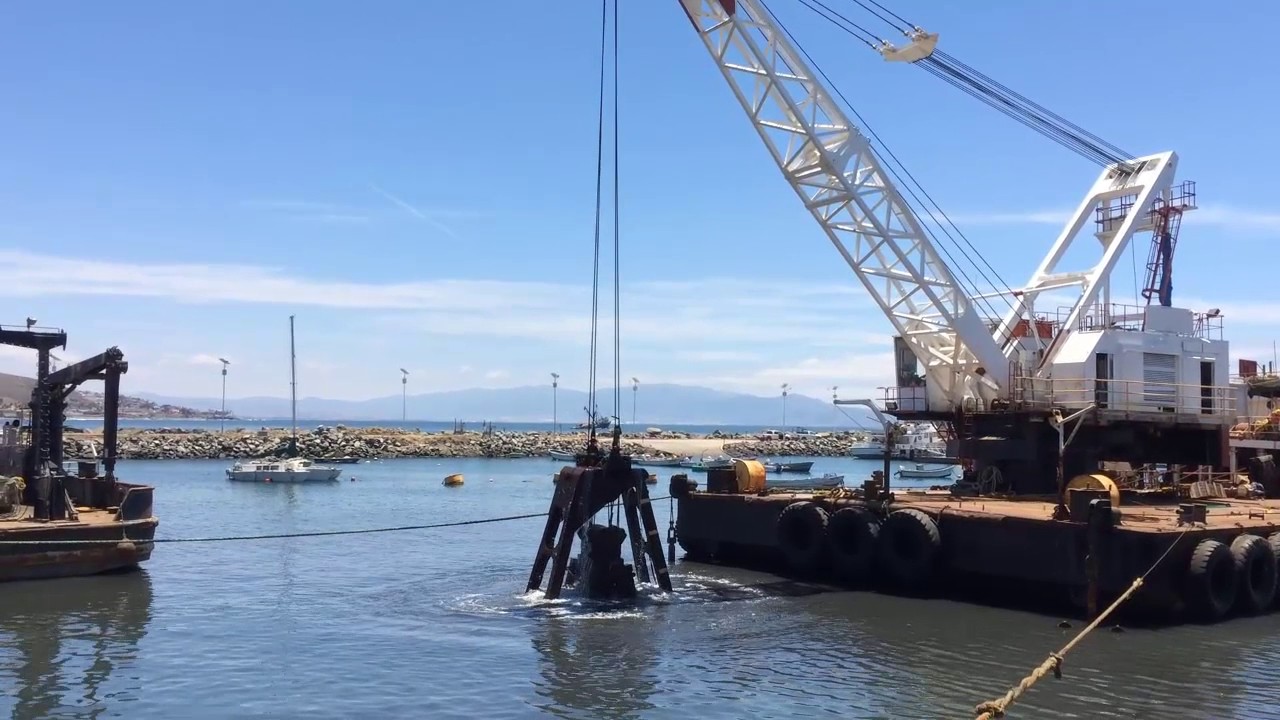 Dredge barge clamshell bucket