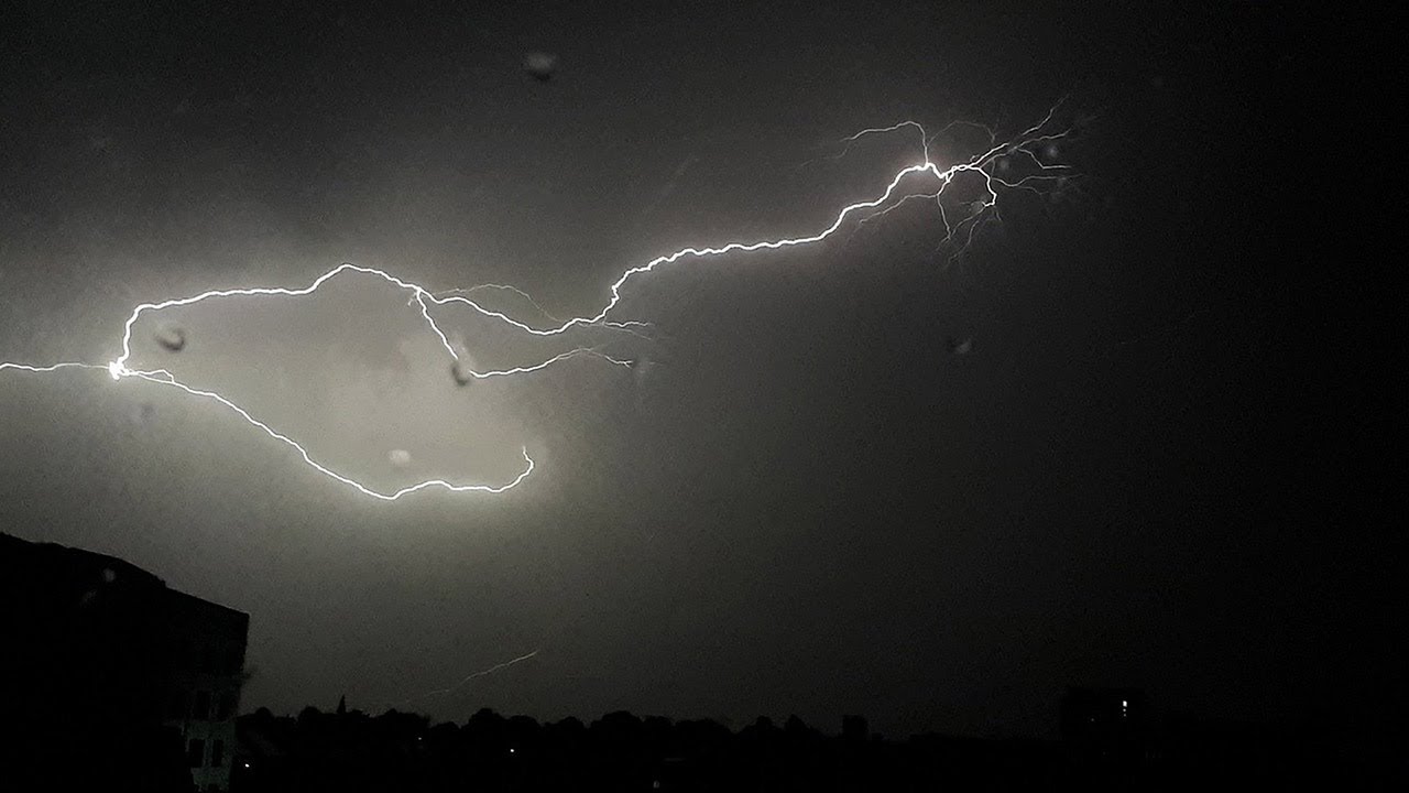 Lightning storms over southern England as UK swelters in heat wave