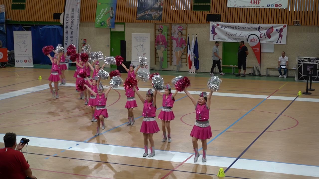 Formation pompons cadettes, MEDAILLE D'OR 2024 !