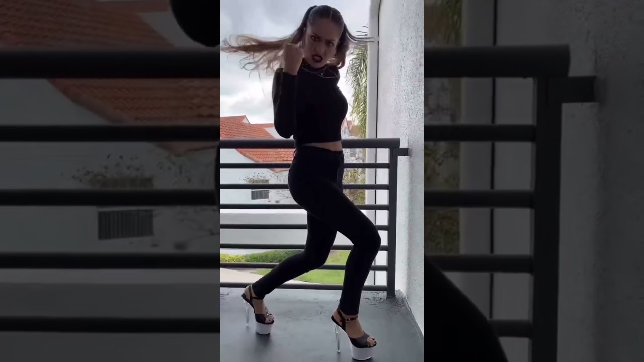 Tac&oacute;n challenge subiendo escaleras v&aacute;monos 👠🤣 #andreamartinez
