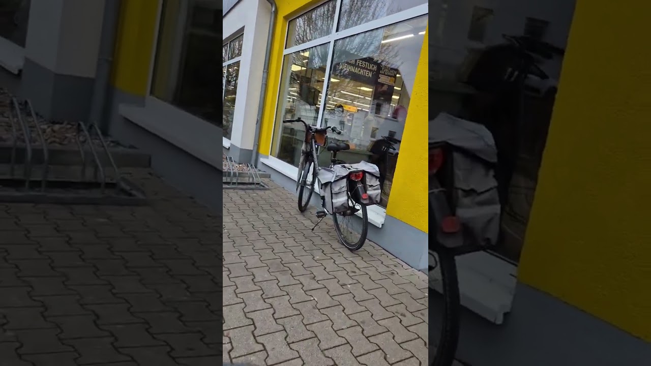 Thomas fährt mit dem Fahrrad durch die Gegend.