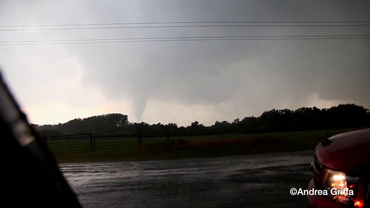 Tornado di Marlow,OK che attraversa la strada!