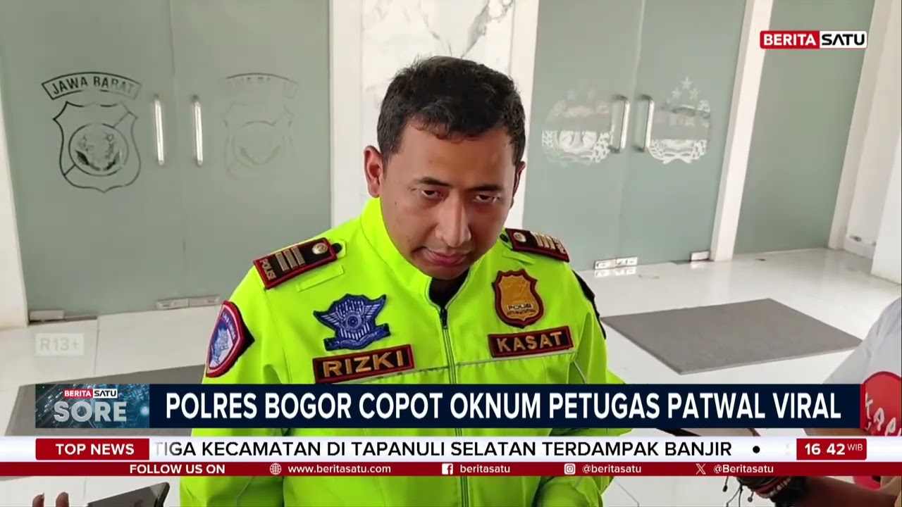 Petugas Patwal Tendang Pemotor Hingga Terjatuh, Begini Reaksi Masyarakat | Beritasatu