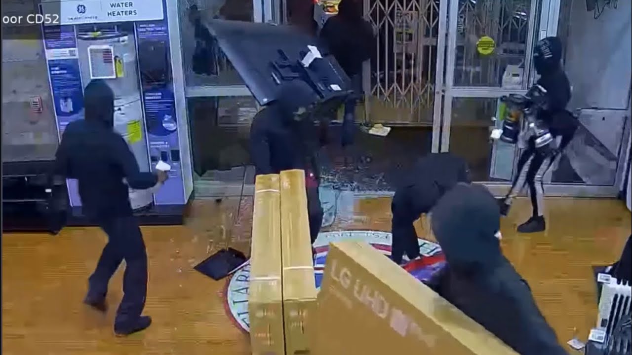 Looters rampage through Philadelphia electronics store