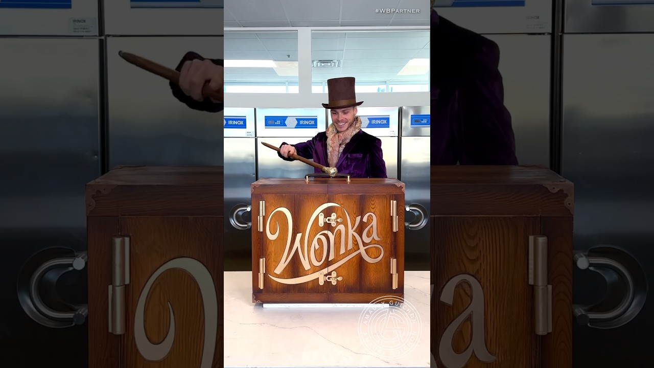 The Magical Chocolate Luggage 🧳! Do you like the costume? 🎩  #amauryguichon #chocolate