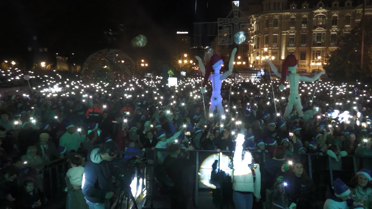 Oviedo ya vive la mejor Navidad para todos los públicos | 𝐔𝐍𝐀 𝐍𝐎𝐂𝐇𝐄+ 03/12/25