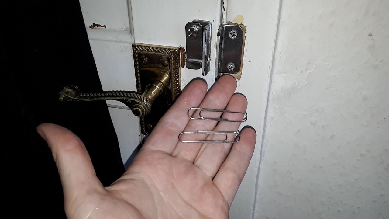 [Better version] How to MacGyver style exit a room with a broken door handle.