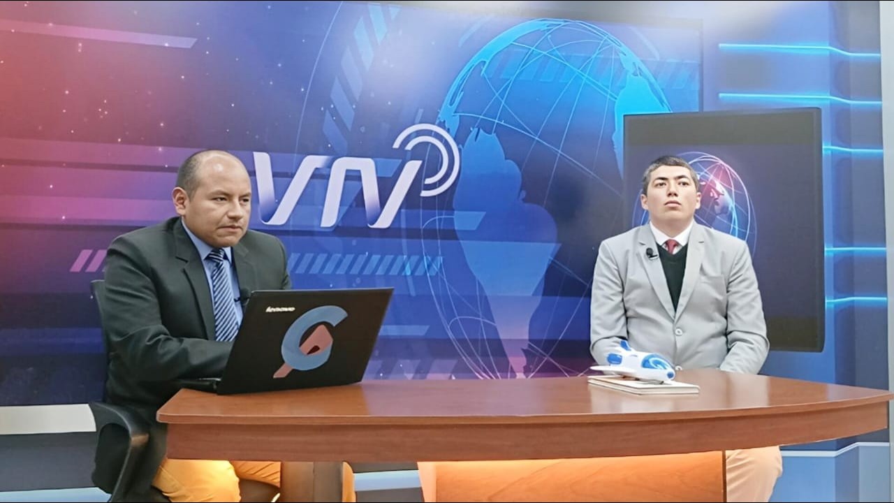 El periodista Jonathan de la Cruz de Ecuavisa entrevista al científico Donato Benincasa en Latacunga