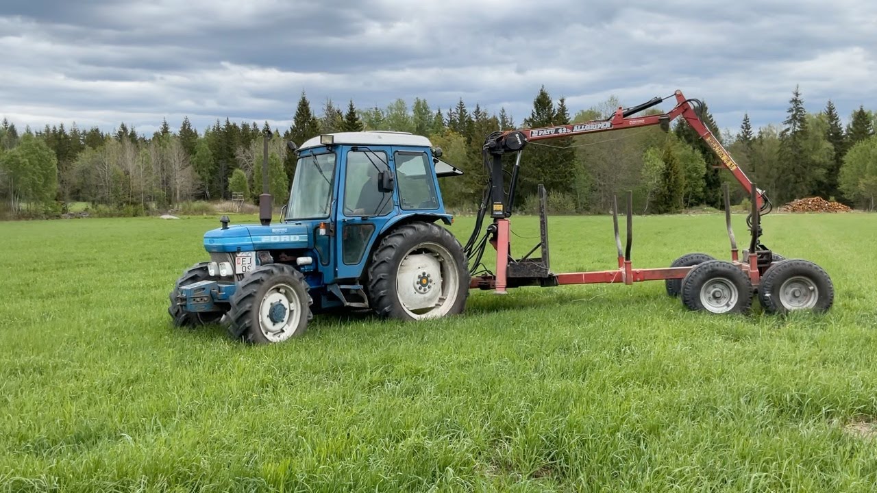 Köp Traktor Ford 4610 4wd med skogsvagn på Klaravik
