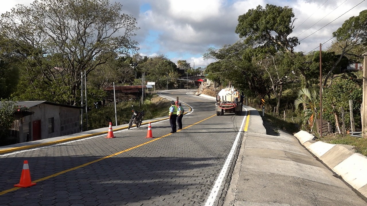 Familias reciben con alegría el último tramo de la Carretera Cuapa - La Libertad en Chontales