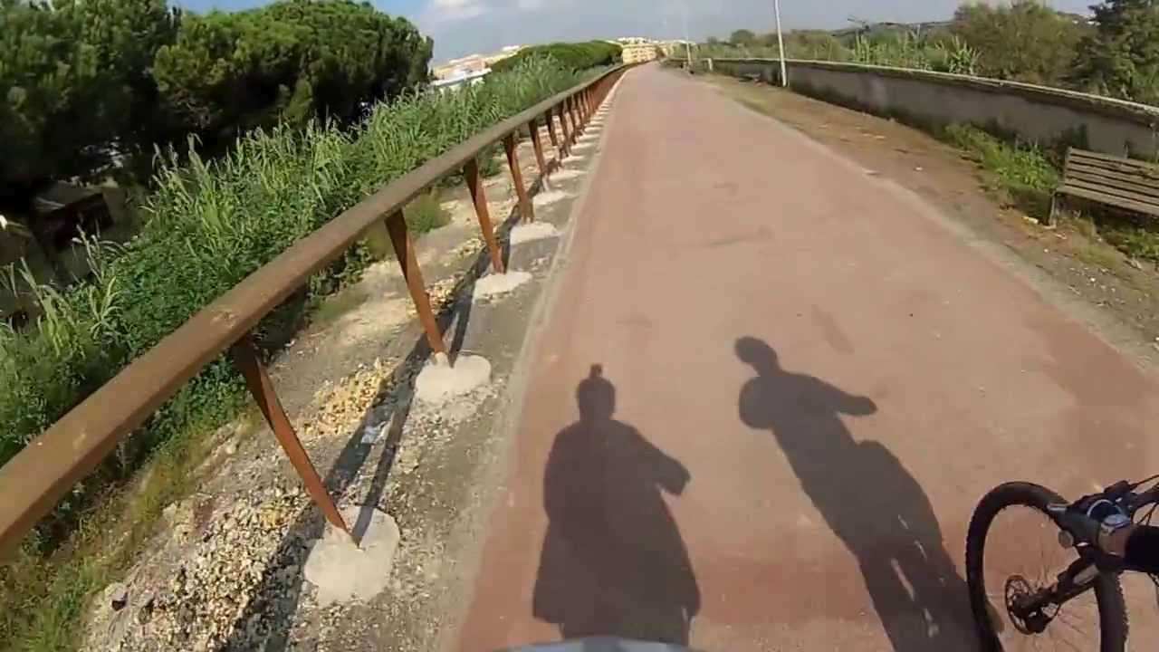 Passeggiata in bicletta nel degrado  lungo la ciclabile del Tevere