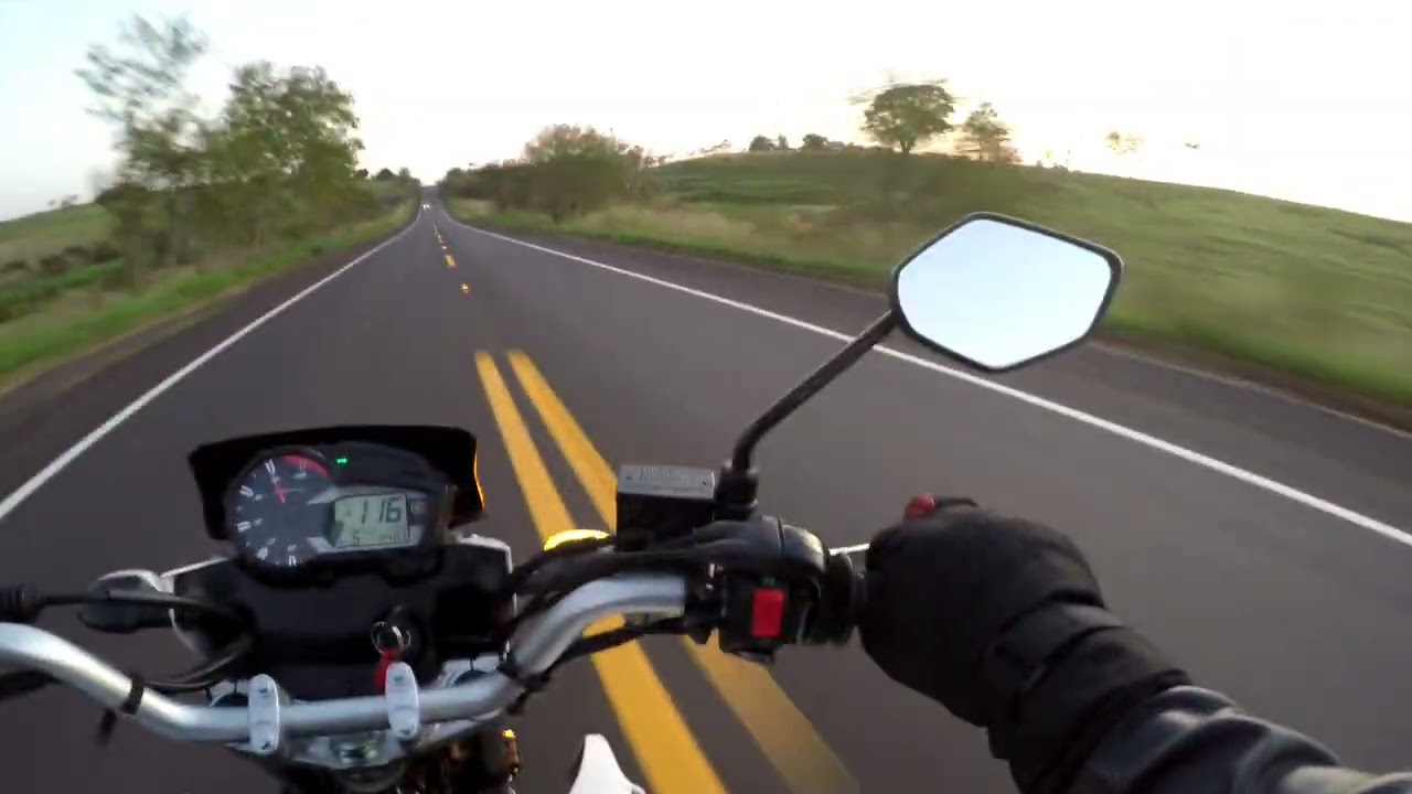 Crosser 150. Acelerando tudo na rodovia.