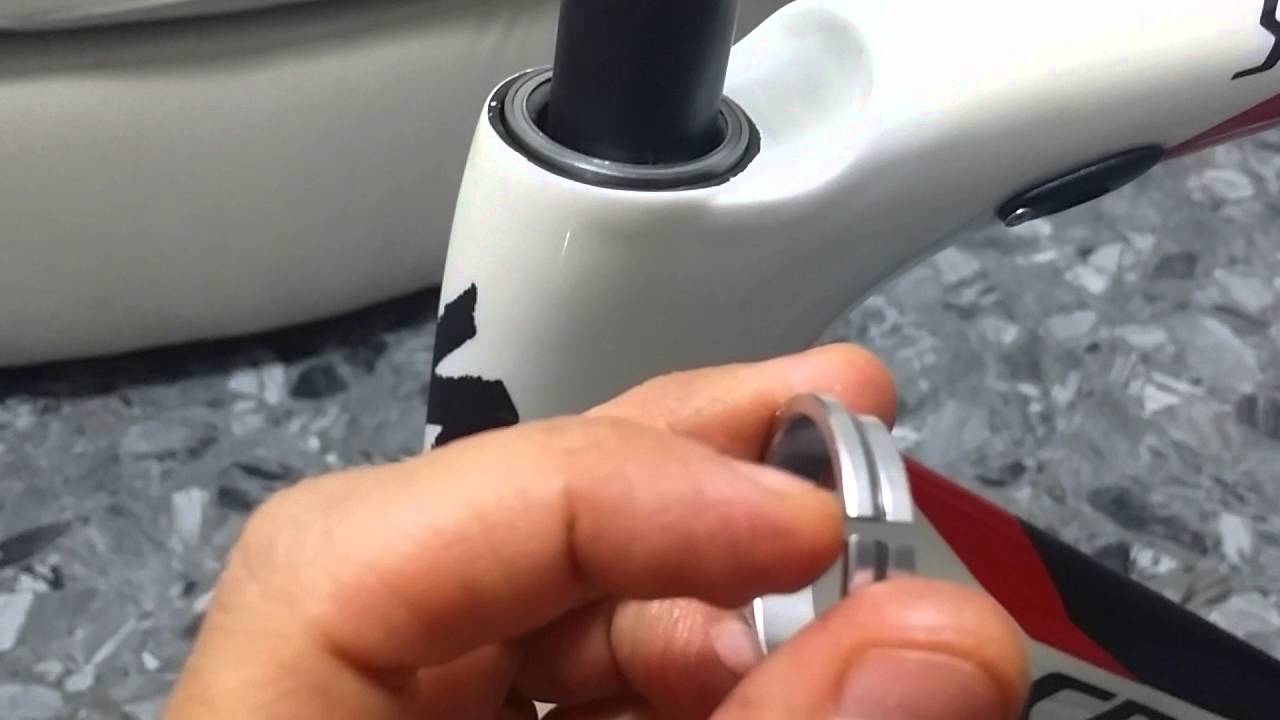 Montaggio serie sterzo bicicletta carbonio