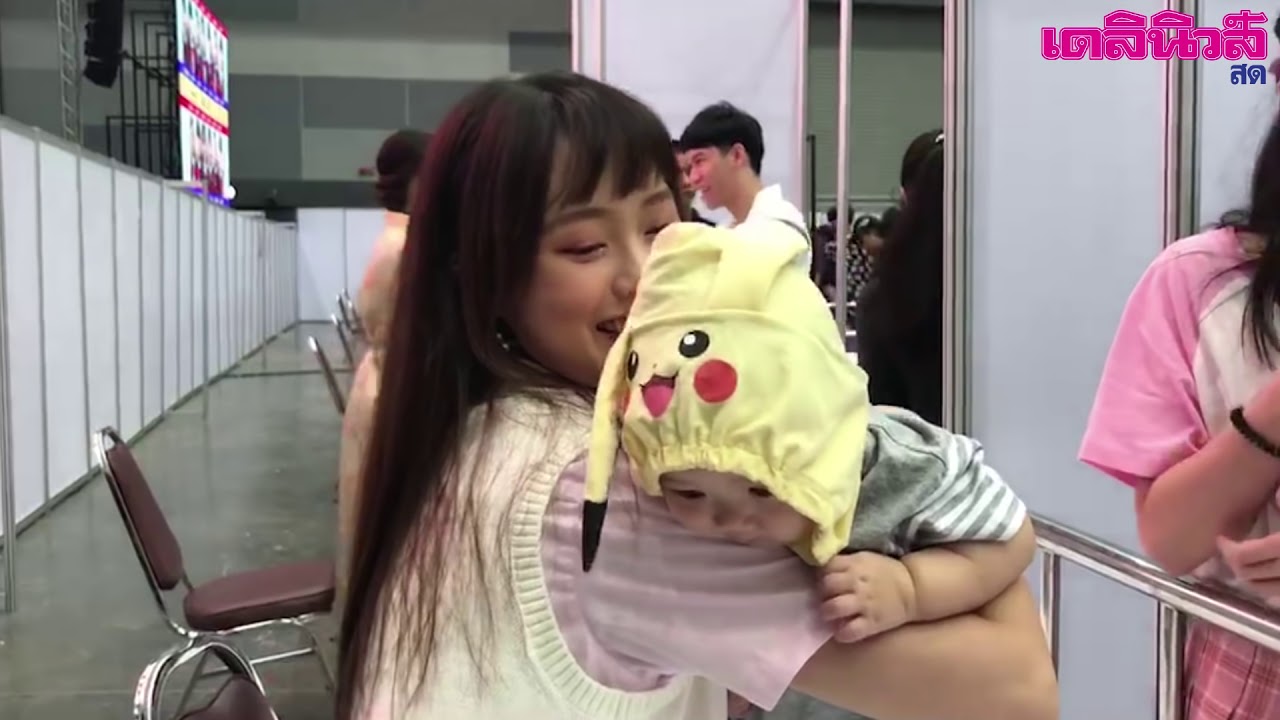 โอตะกรี๊ดจับมือสมาชิก BNK 48 สุดคึกคัก | เดลิ[HOT]นิวส์ 030661