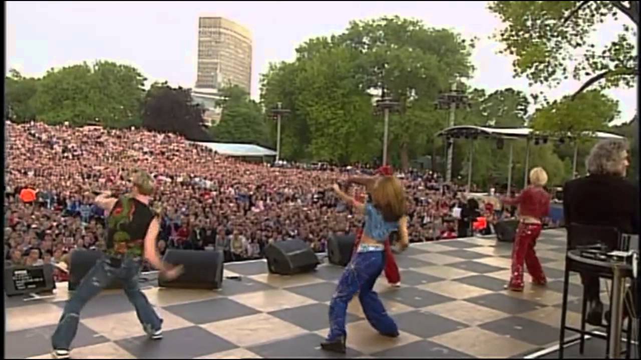 S Club 7 - Don't stop movin' - Live @ Party at the palace 2002 HD