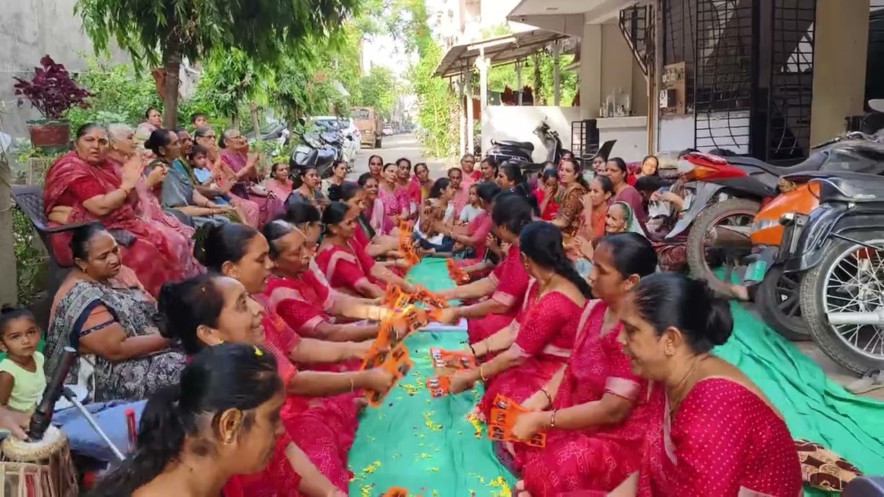કીર્તન નીચે લખેલું છે યમુના કાઠે ગોકુળિયુગામ જો નયનાબેન ના સ્વરમાં #kirtan#bhajan #garaba #satasang