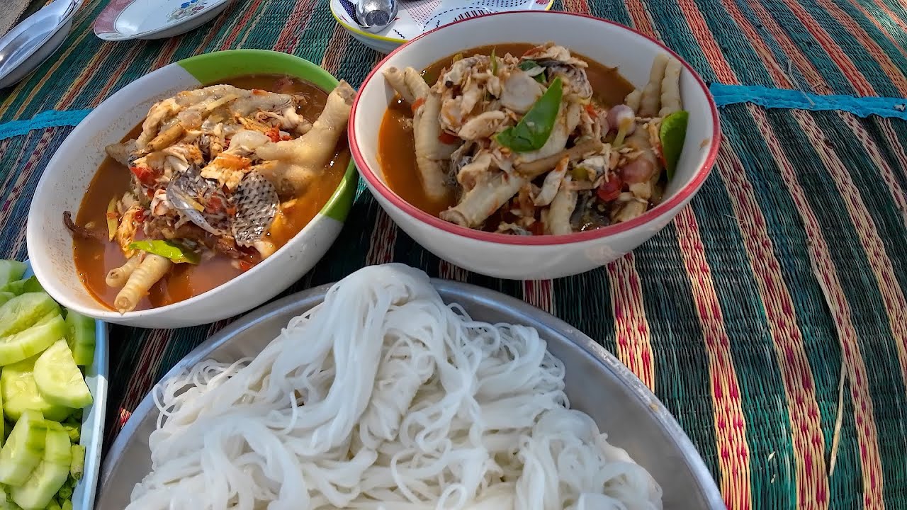 ขนมจีนน้ำยาปลานิลตีนไก่ กินแซ่บๆแก้เมื่อยหลังเก็บฝืน