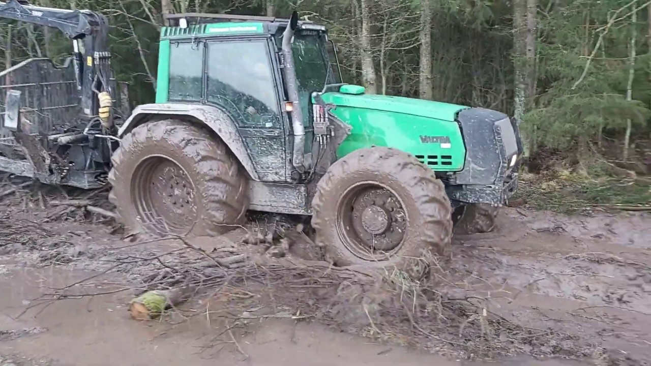 Valtra in forest(20.12.2019)