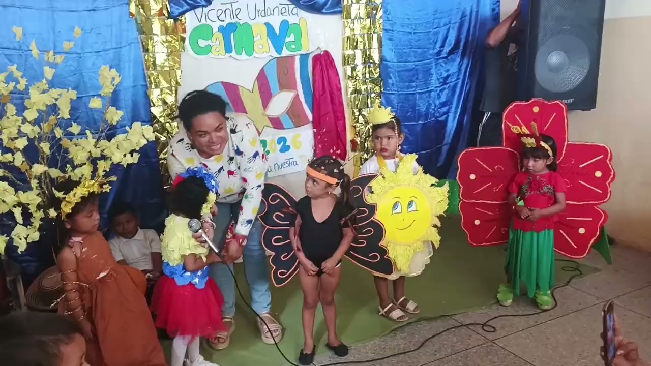 Niñas del prescolar en carnaval en la escuela del sector la botella Vicente Urdaneta B..