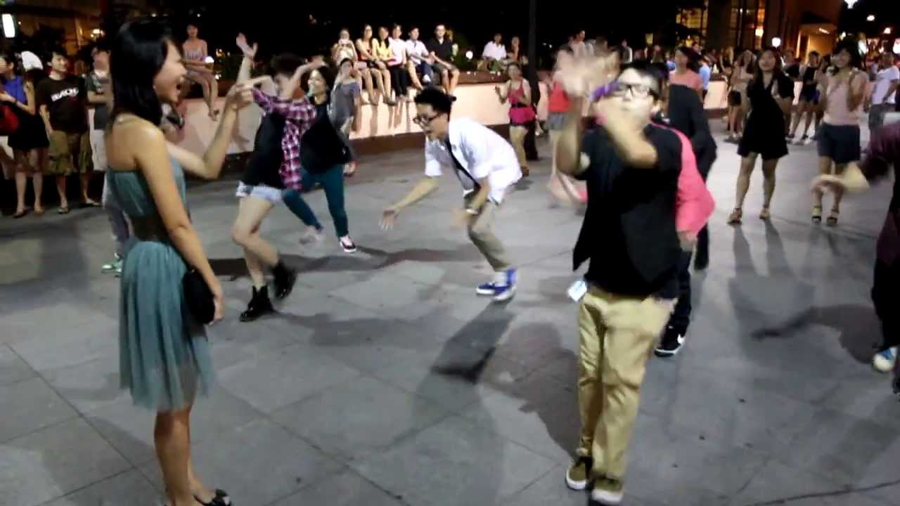 Beautiful Proposal with Flashmob @Singapore