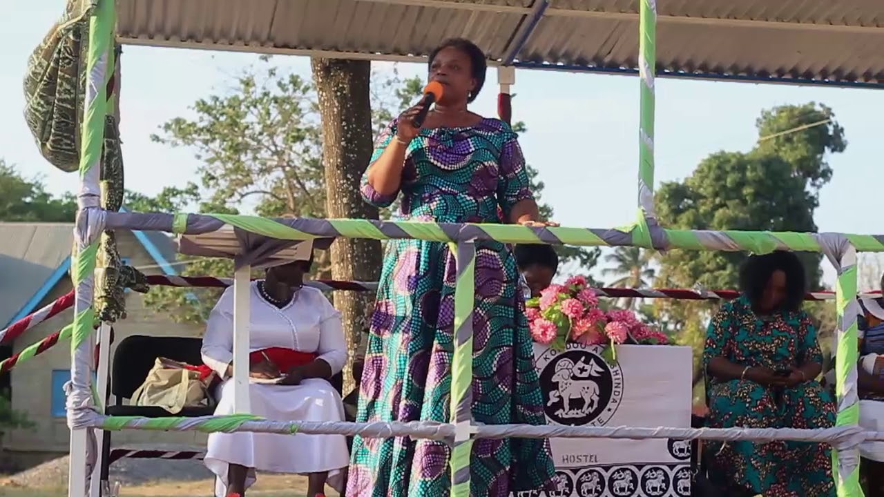 MWANAMKE ALIYESIMAMA MAHALI PALIPO BOMOKA  1