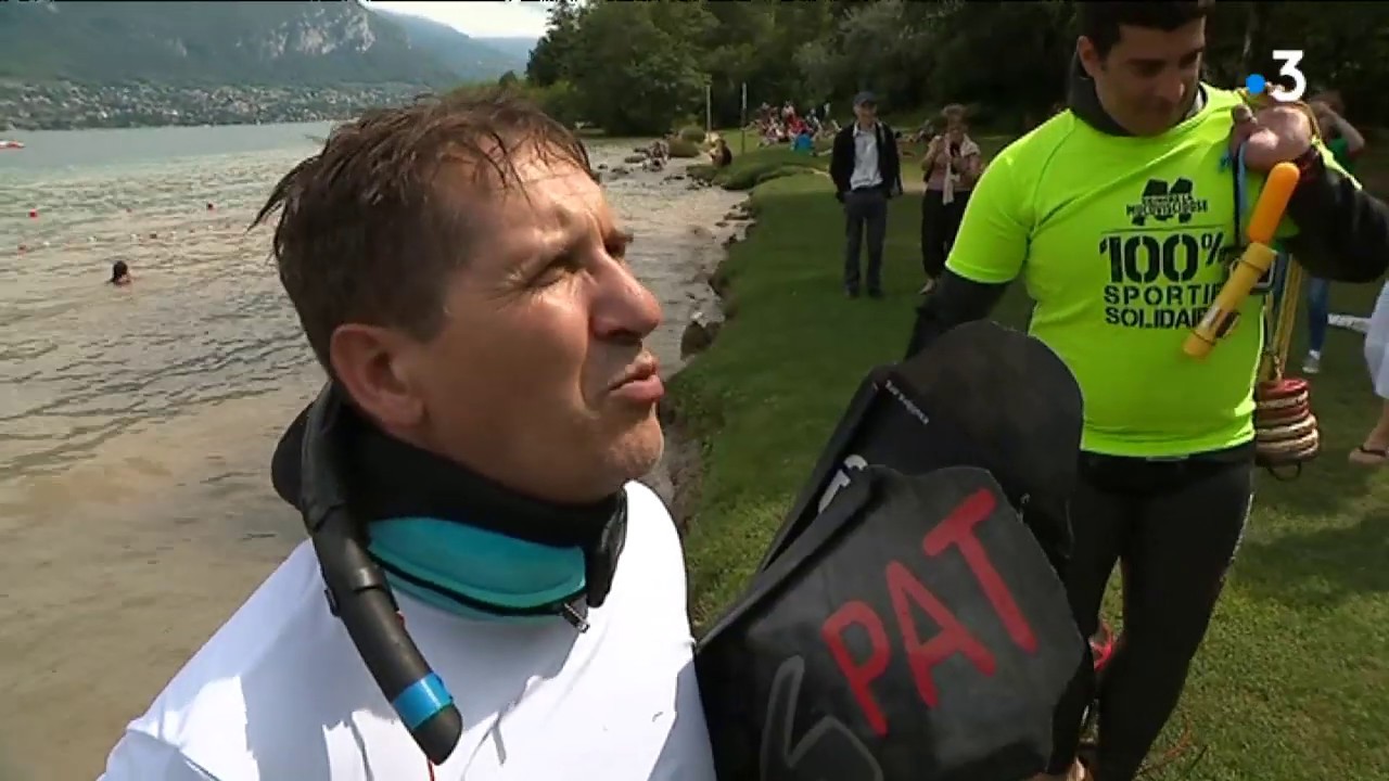 Il plonge en apnée dans le lac d'Annecy pour 