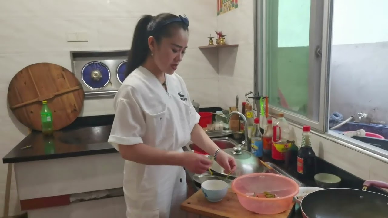 中秋节，横店凤姐和妹妹一起做菜，凤姐做了小碗素菜，妹妹争着吃