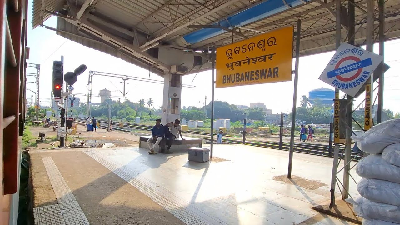 BHUBANESWAR RAILWAY STATION ON BOARD ARRIVING & DEPARTING 22810 VSKP-PARADEEP WEEKLY S.F EXPRESS 
