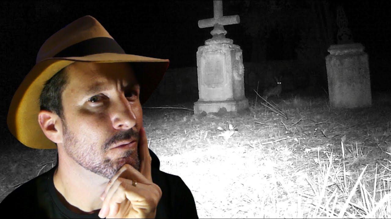 J'AI LAISSÉ UNE CAMÉRA DANS UN CIMETIÈRE ABANDONNÉ !