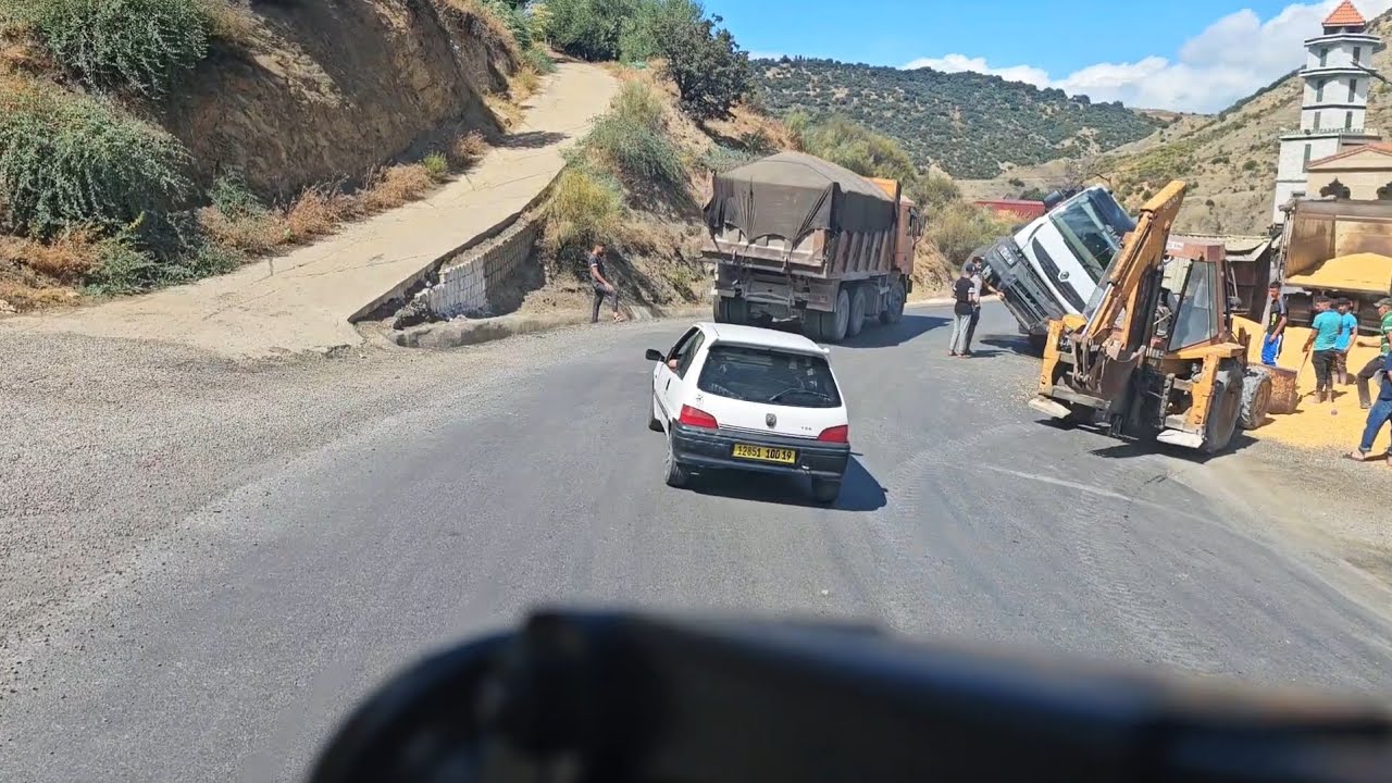 رحلة سائق شاحنة جزائري في طريق خراطة 🚚🇩🇿⛰️ #سائق_شاحنة #الجزائر #طريق #خراطة (حادث انقلاب شاحنة)