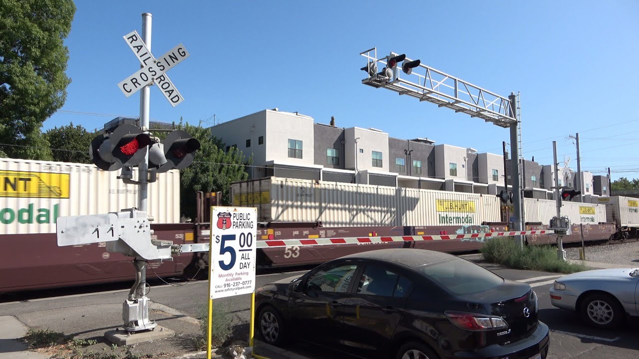 [RARE FOR SAC] BNSF 4618 Intermodal Train South, Q St. Railroad Crossing, Sacramento CA