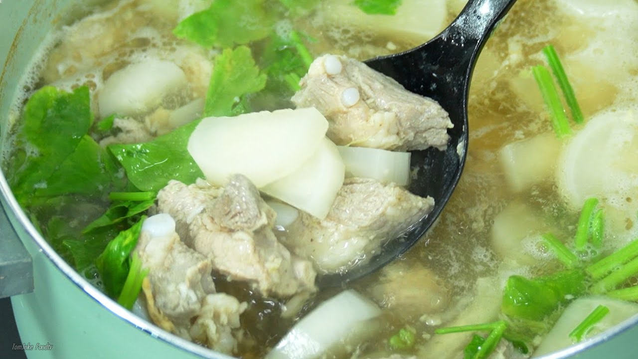 แกงจืดหัวไช้เท้ากระดูกหมู น้ำซุปใสหอมน่ากิน  กระดูกหมูเปื่อยหอมนุ่มอร่อย