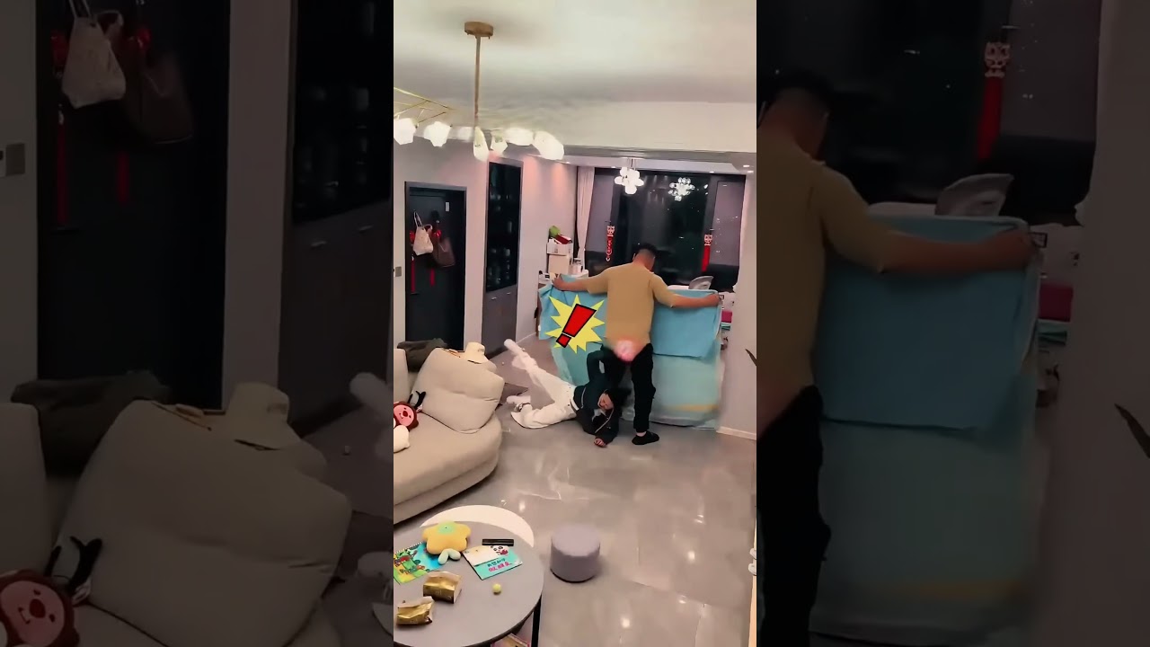 Papa versteckt Mama mit einer Decke &ndash; Wird die Tochter es merken?