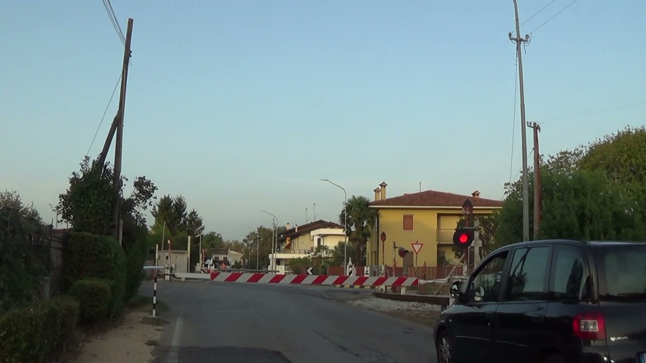 Passaggio a livello di via del Bon - Udine / Level Crossing / Bahnübergang / Passage à niveau