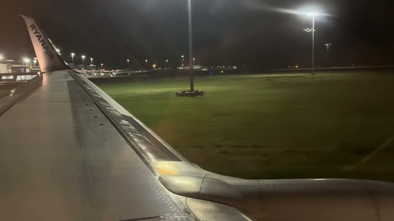 Ryanair B737-800 full take-off Shannon Airport (SNN) 