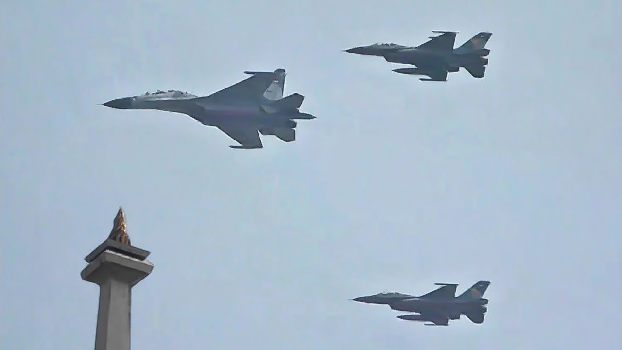 Jet-Jet Tempur TNI Terbang Rendah Di Atas Monas