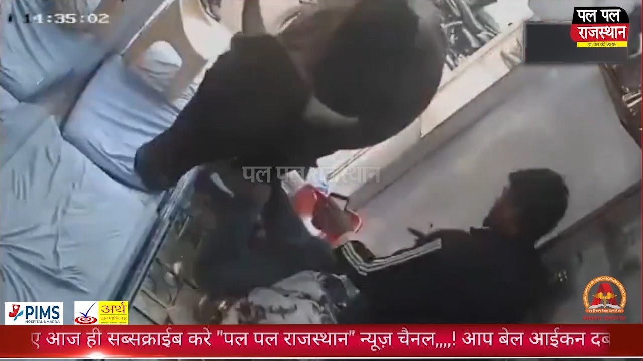 लड़ते-लड़ते दुकान में घुसा सांड,ग्राहक डरकर काउंटर पर चढ़ा, पैर में चोट लगी